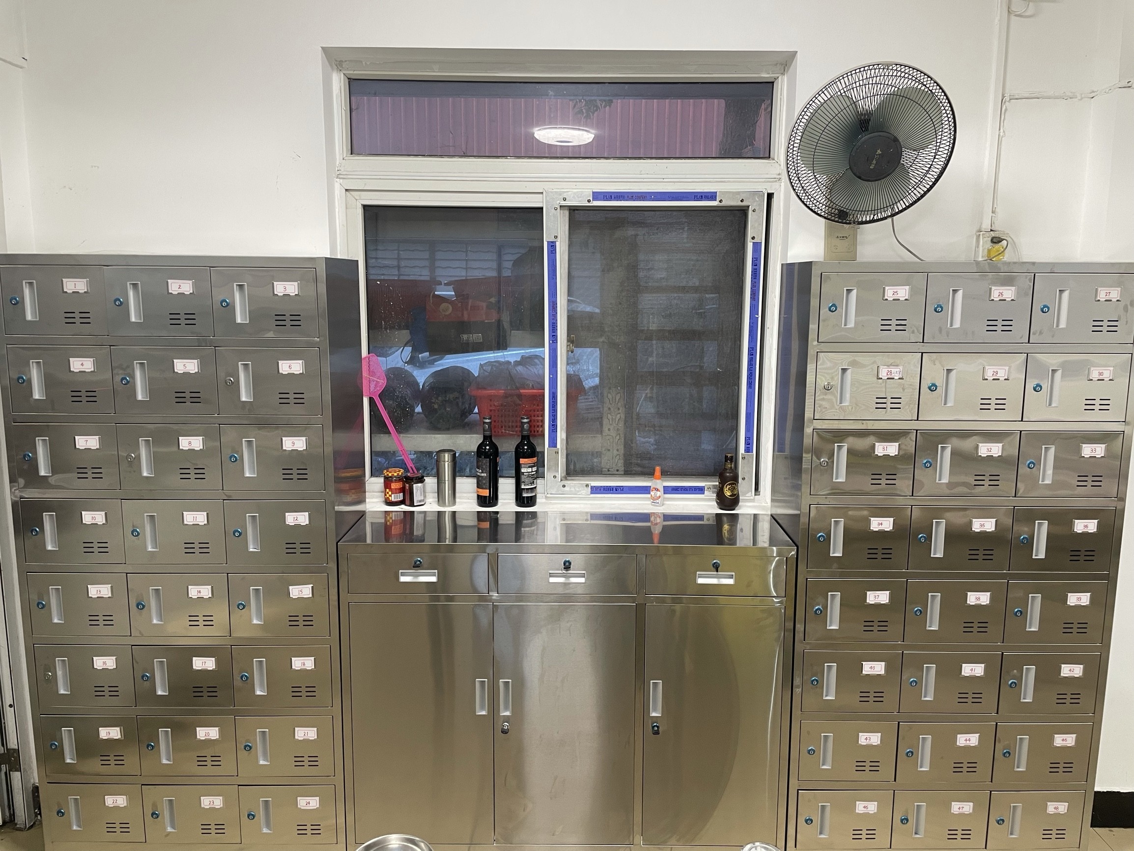 定做304不锈钢24门员工食堂碗柜餐具柜学校餐厅多门带锁储物柜子