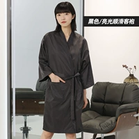 Яркая гладкая скользкая халата черная