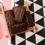 [2 кусочки покупки] Япония импортированная гриба с высокой коробкой на гриле шоколадное сэндвич -бисквит 65,7 г закуски