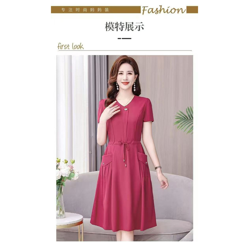 Hueq's Light Luxury Fashion Creates an Elegant and Refined Look, with a Simple and Stylish Design That Showcases the Allure of a Socialite Woman, Made from Comfortable Fabrics