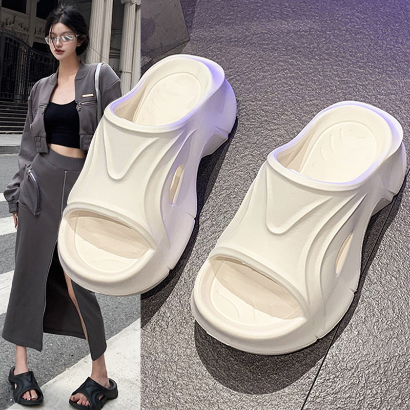 Summer flip-flops for women 2026, a new style that enhances the feeling of stepping on feces by the seaside. It's a versatile and fashionable beach casual thick-soled pair