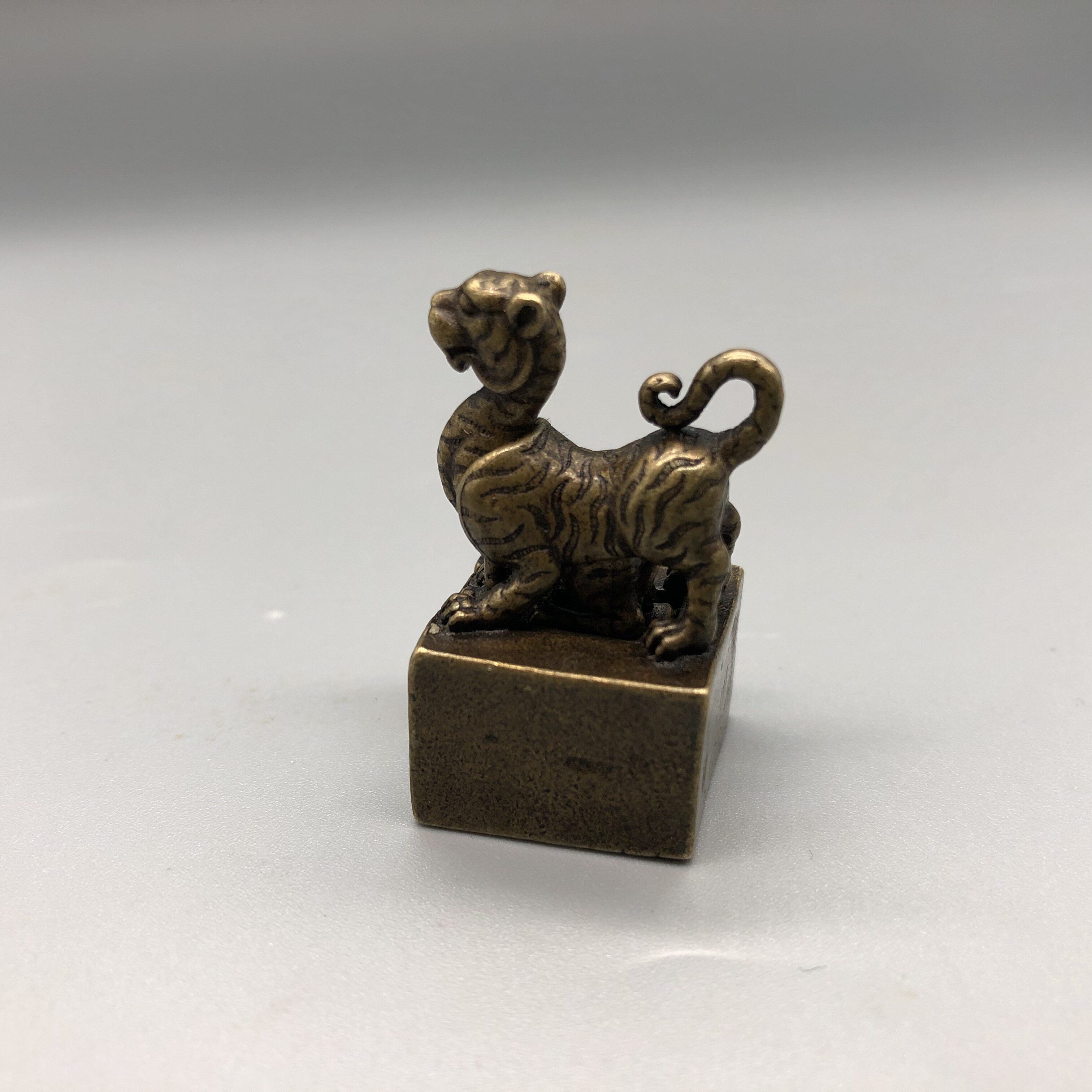 Ancient play miscellaneous collection of antique micro-sculpted white tiger seal swinging piece Wenfang seal engraving brass to play bronze seal