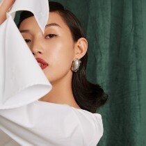 Original Higher Nature Imitation Mabei Black Pearl exaggerated earrings of female retro elliptic ear nails Europe and America Show