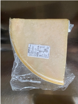 Italian imported spicy Sicilian hard cheese Parmigiano-Reggiano cheese about 4 2kg whole block of ready-to-eat Parmigiano-Reggiano cheese