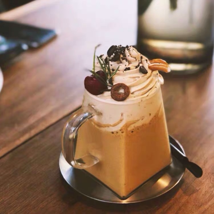 A String of red restaurant attracts large capacity square take fruit juice ultimately responds a cup of milk tea cup high level glass appearance