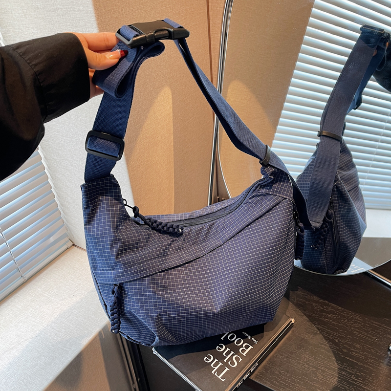 Versatile Plaid Crossbody Bag, Large Capacity, Lightweight, New 2026 Dumpling Style, Fashionable, Casual, Commuting, Sports Shoulder Bag