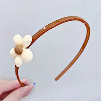 Бежевый, в цветочек