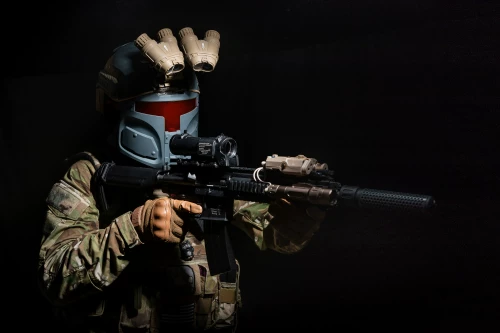 Detalle del diseño con máscara y casco