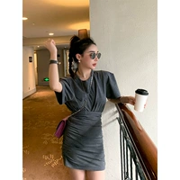 Темно -серый костюм