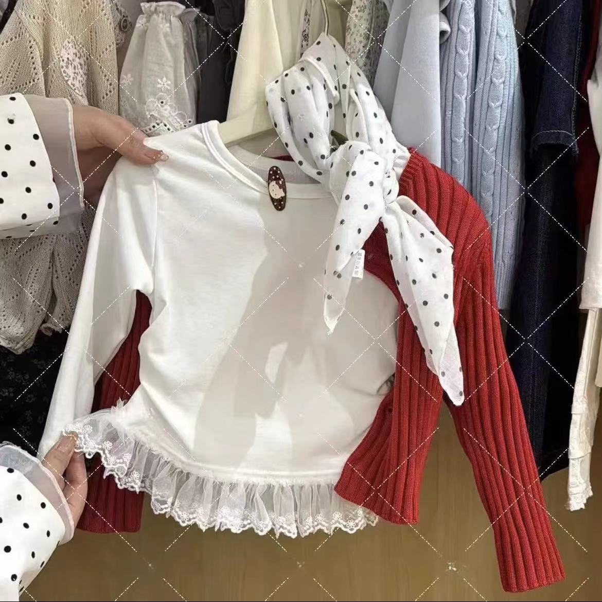 女の子の春のTシャツ、女の子の赤ちゃん用春のレースのオールマッチ韓国風のボトムシャツ、子供服のスタイリッシュなトップス、トレンディなTシャツ