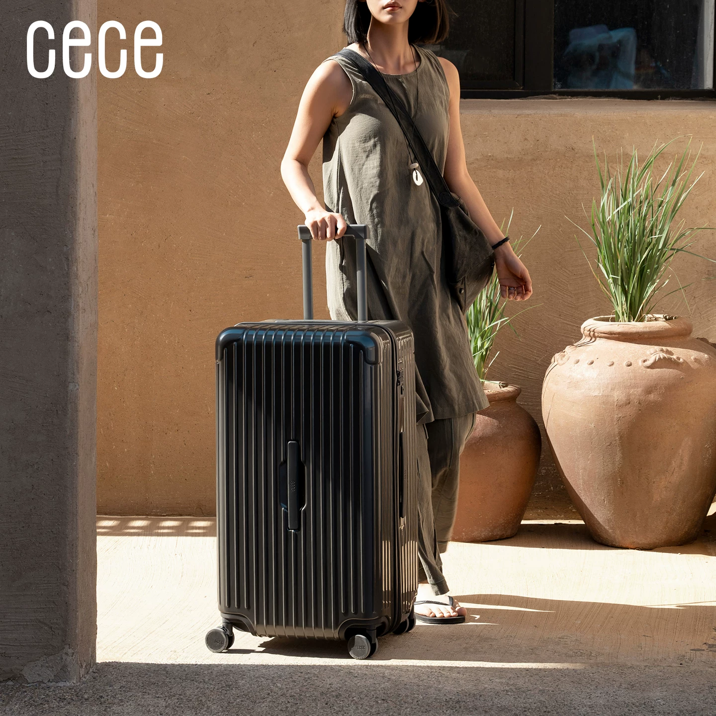 Capacious suitcase with zipper, box