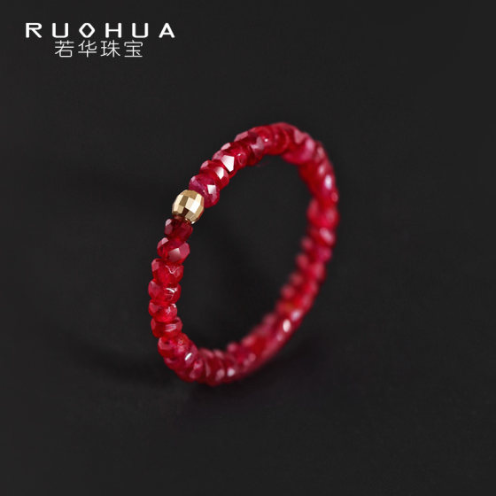 Ruohua Jewelry는 여성을 위한 가장 단순한 면처리된 루비 탄성 반지, 18K 골드 컬러 보석 비즈 반지 선물 맞춤화입니다.