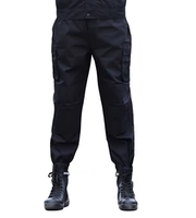 Шесть проходов черных одиночных штанов