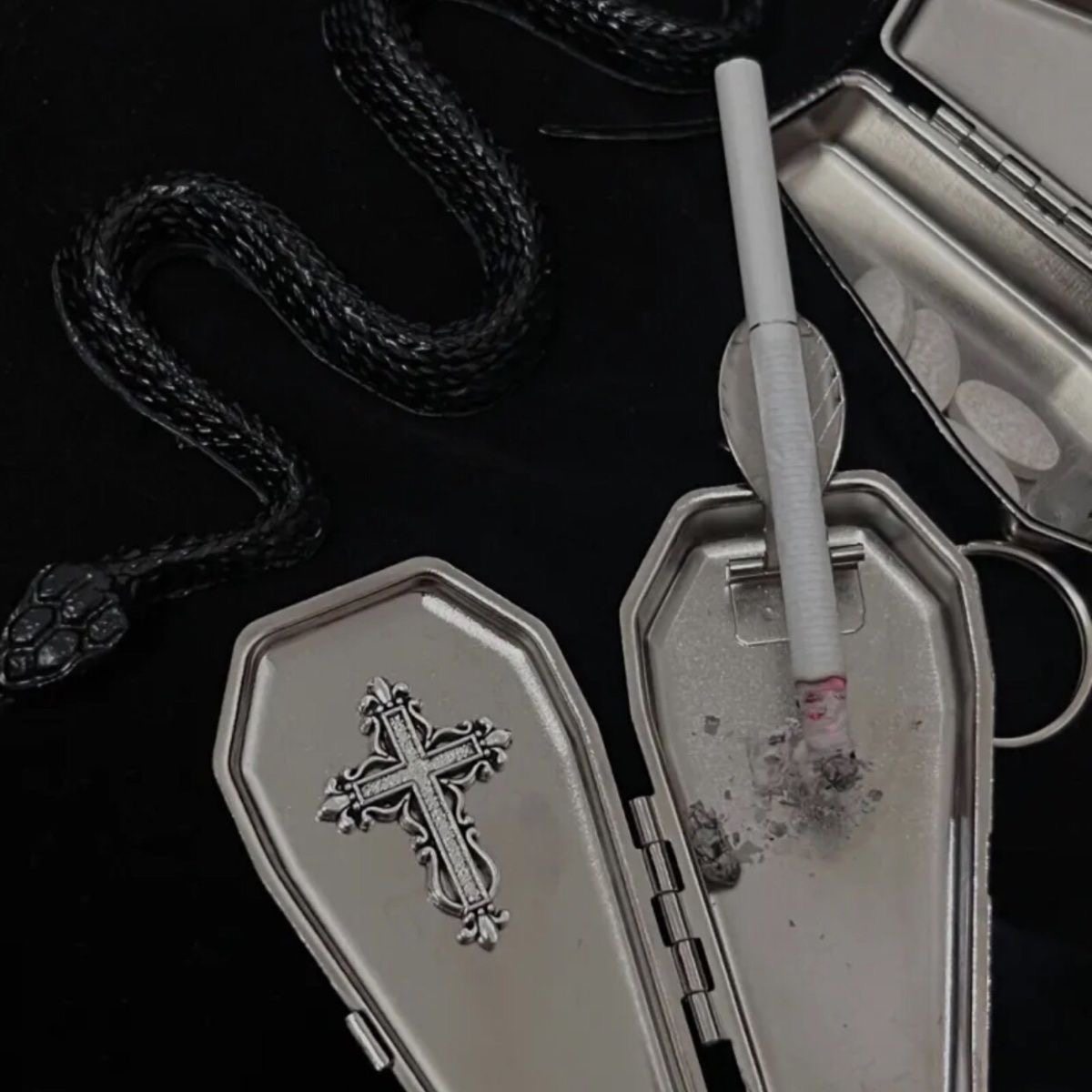 和風棺桶型灰皿ネックレスキーホルダー、金属製ステンレススチール製屋外車用灰皿、小型、携帯可能。