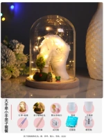 Большая рука, держащий маленький костюм для детей-родителей (отправка инструментов+пробный порошок)