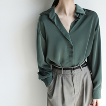 Green spring new Korean version Temperament Lady Shirt V Collar Satin Face Loose to wear 100 lap blouse