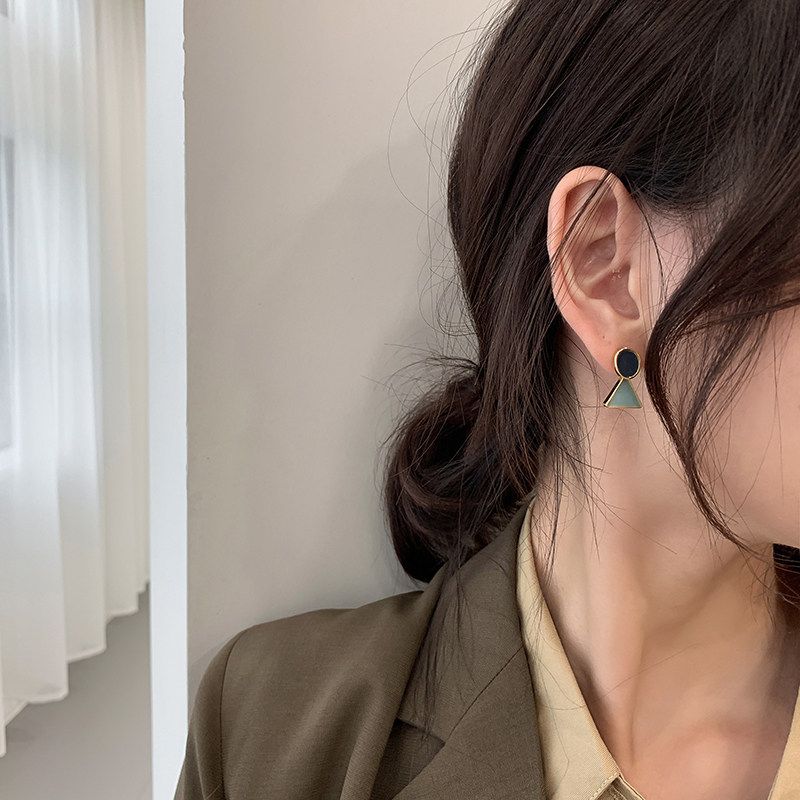 ins Wind advanced ear needle 2021 New Tide earrings Korean temperament autumn and winter earrings ear clip no ear hole female