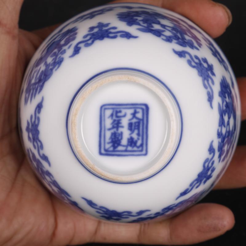 Blue and white flowers and birds in grain antique crafts of Chinese style household porcelain cups furnishing articles antique curio collection