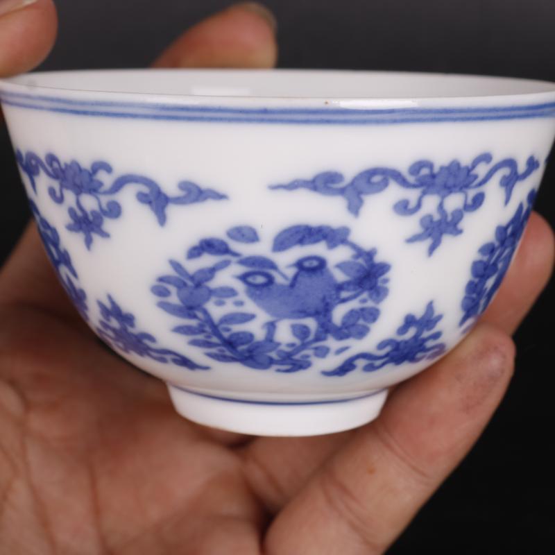 Blue and white flowers and birds in grain antique crafts of Chinese style household porcelain cups furnishing articles antique curio collection