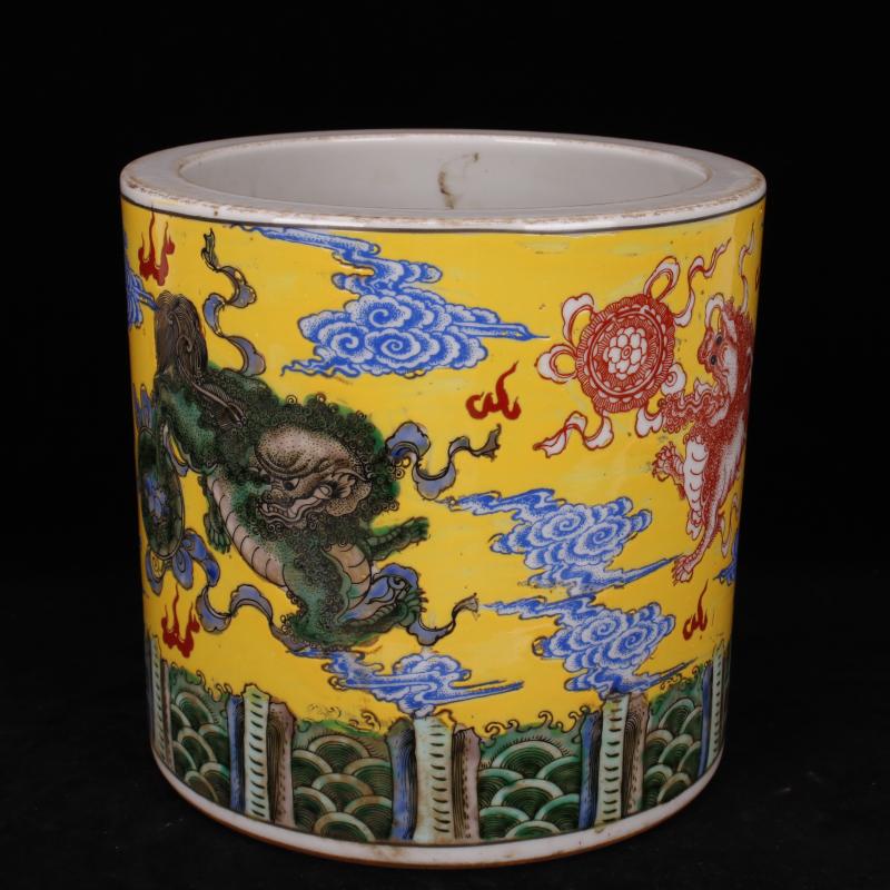 Jingdezhen imitation of the qing emperor kangxi lion kylin grain brush pot pen sea imitation antique folk collection of old goods China furnishing articles