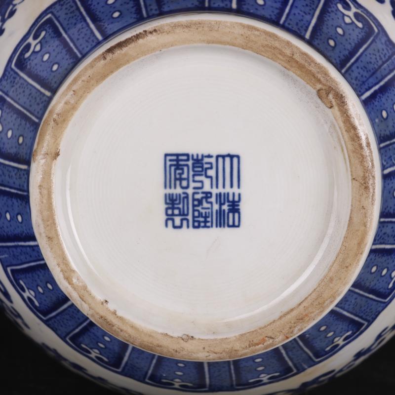 The Qing qianlong in blue and white dragon design applique antique porcelain household of Chinese style furnishing articles old goods collection process