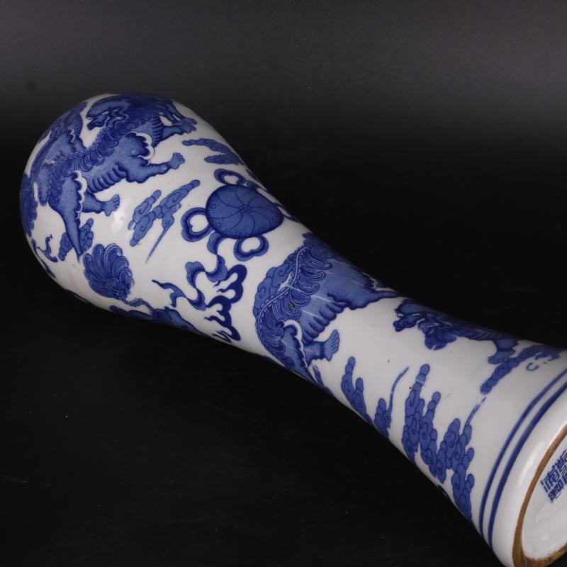 Blue and white lions the qing qianlong ZiWen name plum bottle decals antique crafts porcelain household of Chinese style furnishing articles old goods collection