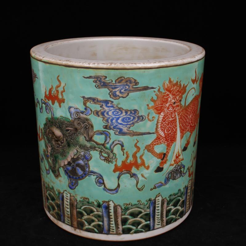 Jingdezhen imitation of the qing emperor kangxi lion kylin grain brush pot pen sea imitation antique folk collection of old goods China furnishing articles