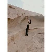 Кремового цвета