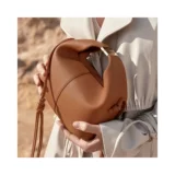 Кожаная желтовато-коричневая трендовая сумка на одно плечо