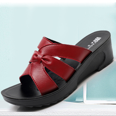 2021夏季新款中老年外穿凉拖鞋女防滑软底真皮坡跟中年妈妈鞋拖鞋