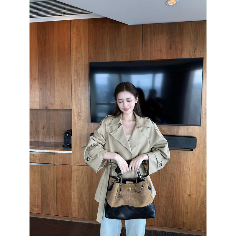 Oioi Esse｜Classic Lapel Silhouette, Waist-Cinching Short Trench Coat, New Autumn Loose-Fitting British Style Jacket