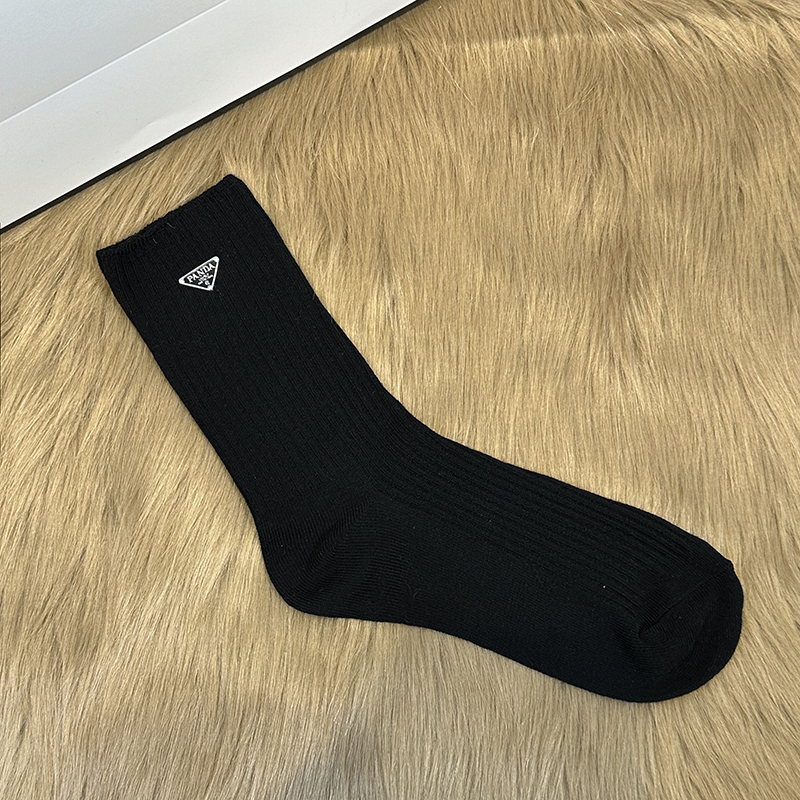 Daiyin Wangpu and La Prada Collaboration Inverted Triangle Logo Sports Socks for Women, Mid-Calf Socks for Outerwear Paired with Shark Pants