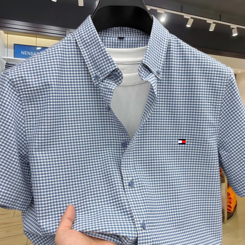 【American Casual】 Tommy Summer Short-Sleeve Shirt for Men 100% Pure Cotton Breathable Casual Plaid Shirt with Turn-Down Collar for Men 【American Casual】 Tommy Summer Short-Sleeve Shirt for Men 100% Pure Cotton Breathable Casual Plaid Shirt with Turn-Down Collar for Men