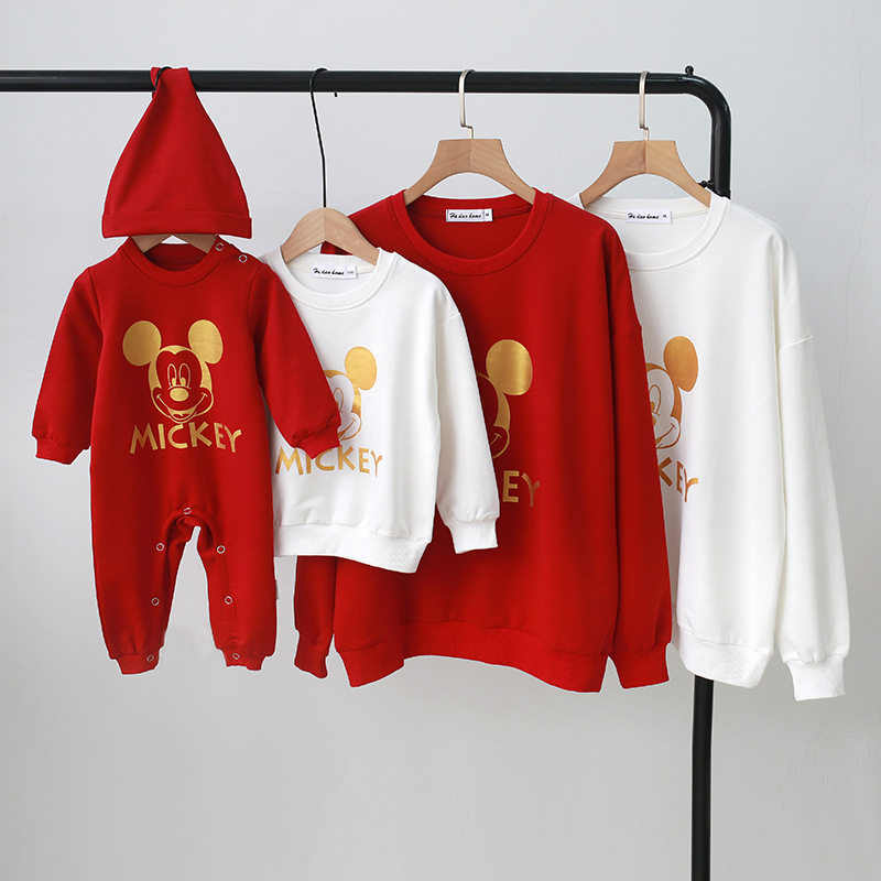 Baby kiss in autumn clothing a family of three quits of four stomatons crawling with Mickey Long sleeve net red necropolis for mother and daughter