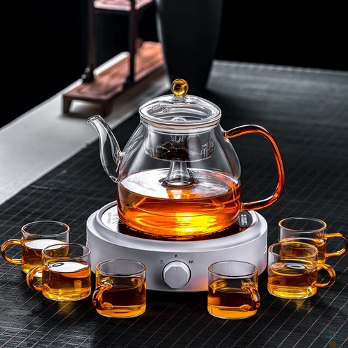 Приготовление чайной плиты Небольшое вареное чай специально приготовленное стеклянное чайное чай