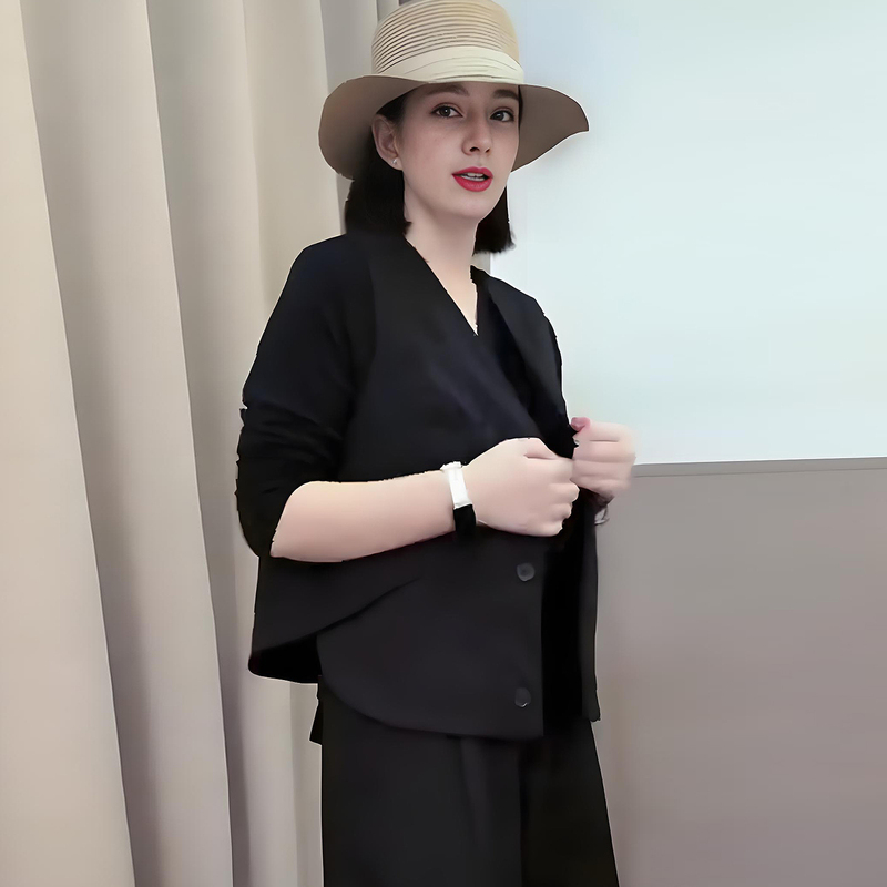 Black V-Neck Buttoned Vest for Women, Fashionable and Stylish, Casual and Work-Friendly, Loose Fit, Slimming Design, Sleeveless Jacket Black V-Neck Buttoned Vest for Women, Fashionable and Stylish, Casual and Work-Friendly, Loose Fit, Slimming Design, Sleeveless Jacket