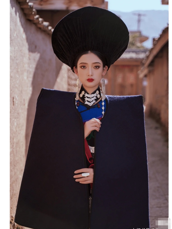 Yi Ethnic Shawl, Cape, Vest, and Cloak Are Popular Accessories for Taking Photos