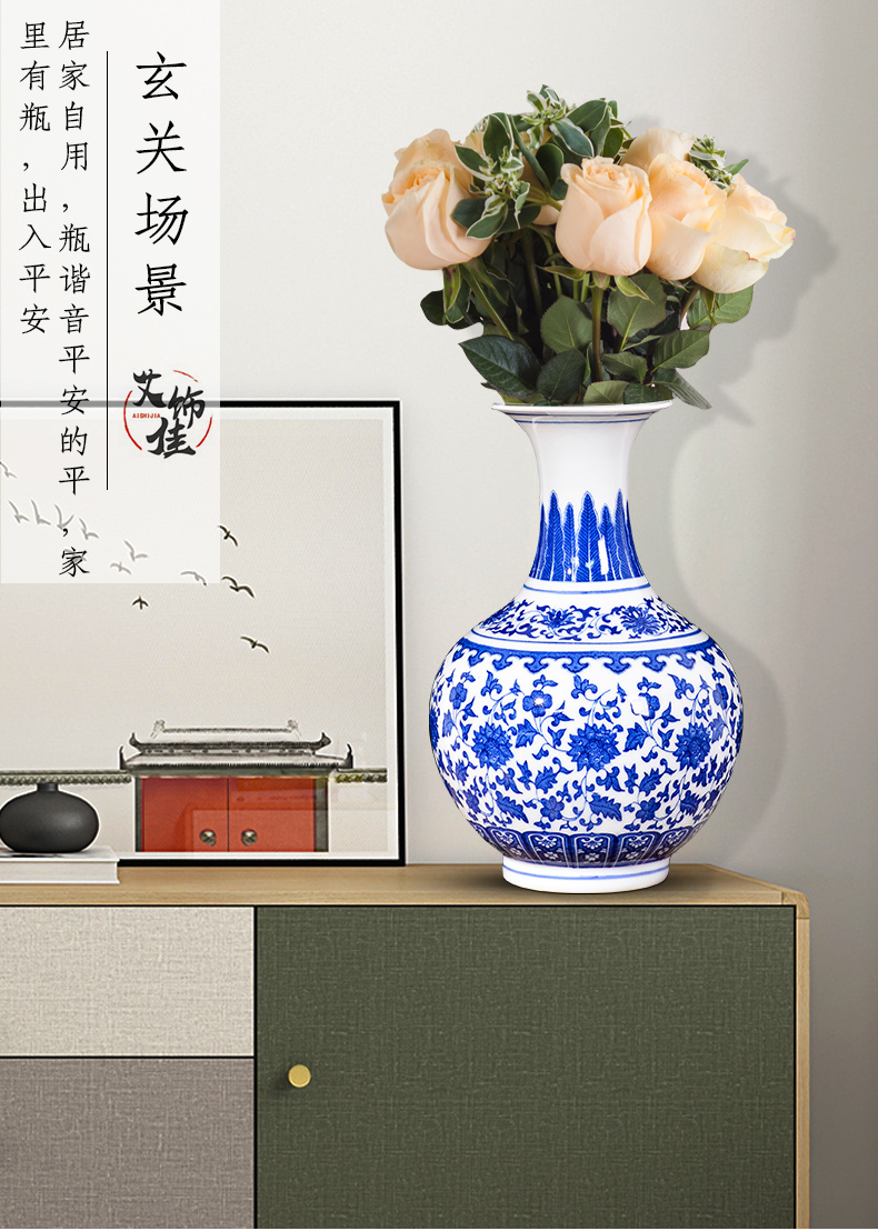 Antique blue and white porcelain of jingdezhen ceramics floret bottle of new Chinese style living room porch rich ancient frame dried flower arranging flowers is placed