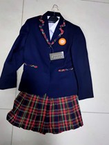 Manufacturers make winter uniforms for girls in the fifth primary and secondary schools in Xiamen