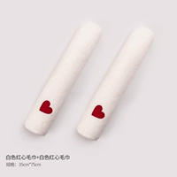 2 белых полотенца с красным сердцем