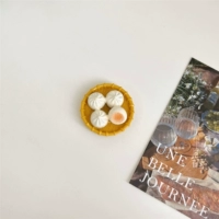 Серая жареная жареная булочка