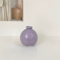 Темно -фиолетовый тонкий рот маленькая круглая бутылка