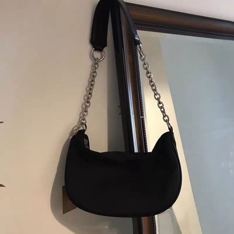 Hot girl bag 2021 spring and summer new messenger all-match black chain underarm baguette shoulder bag female mini bag