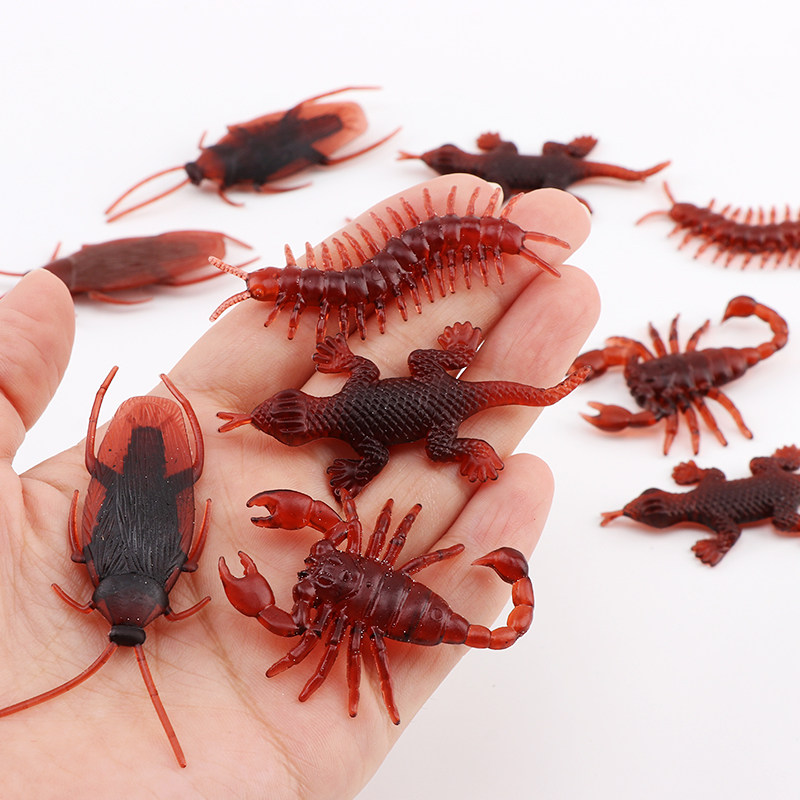 Simulation cockroach whole people all over the whole people evil toys and scared a cockroach and a little strong centipede squash and scorpion