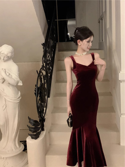 大码女装高级感法式吊带连衣裙女酒红色年会丝绒礼服裙气质鱼尾裙