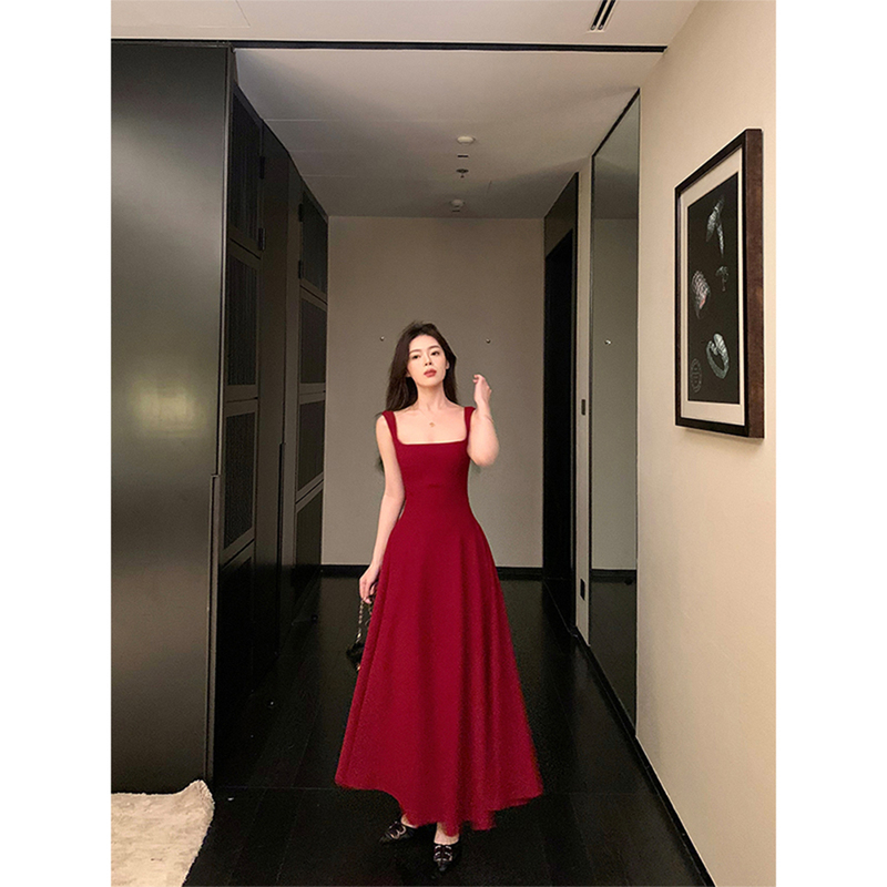 Plus Size Women's Red Spaghetti Strap Dress, French Style, High-End Feel, Waist-Cinching, Slimming, Elegant Square Neck, Long Skirt with a Large Hem