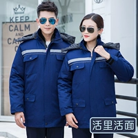 Модель для мероприятий темно-синего цвета