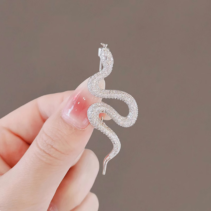 White Snake Lady and Little Green Snake Year of the Snake Brooch for Women, Trendy High-End Corsage, Clothing Pin, New Year Gift for Men and Women, Accessories