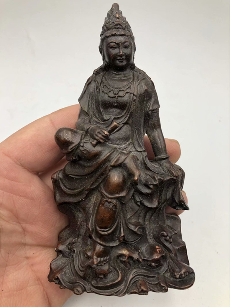 Antiquity Collection of copper - grain - bronze - style artifacts in the home - room of Bodhisattva