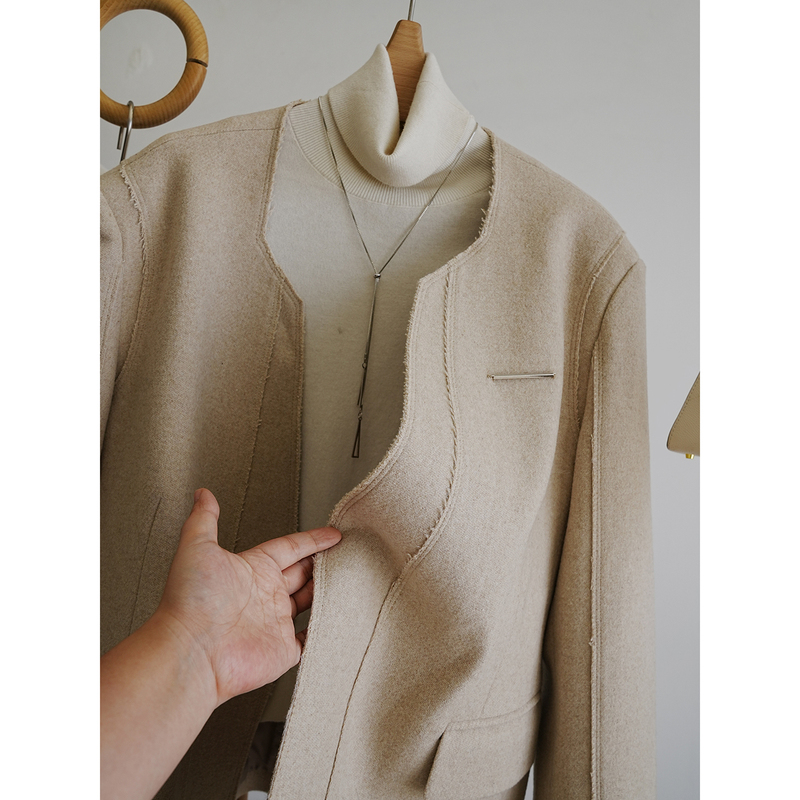 In Stock, Say Goodbye to 50% off with Its Niche Raw Edge Design! Twill Pure Wool Collarless Blazer for Women `Szzx036